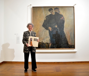 Elisabeth Leopold vor dem Gemälde "Eremiten" von Egon Schiele © Leopold Museum, Wien 2020.