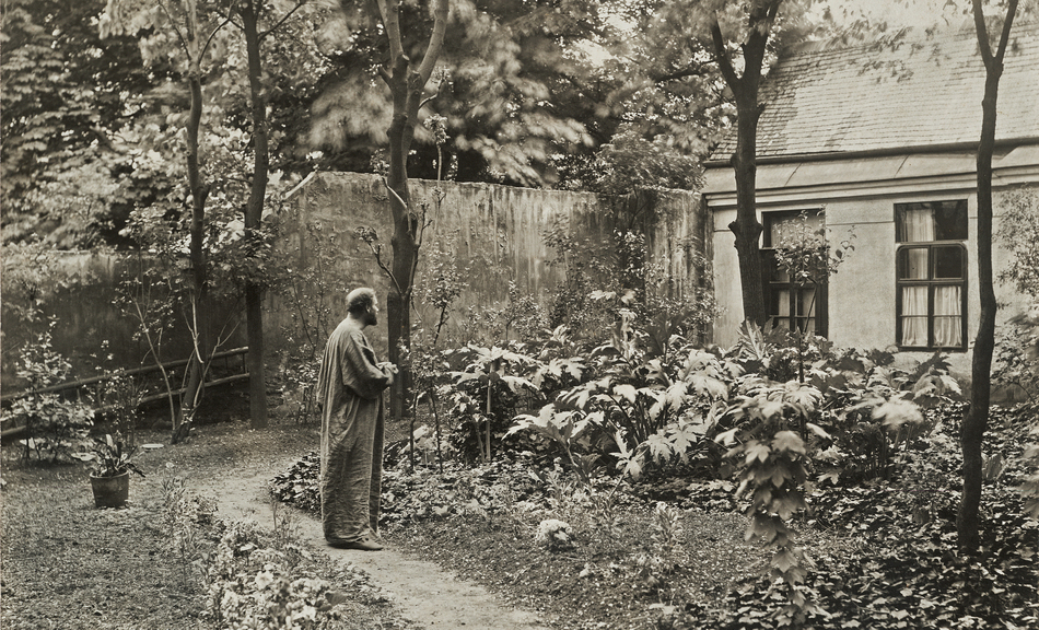 MORITZ NÄHR, Gustav Klimt im Garten vor seinem Atelier in der Josefstädter Straße, 1912 © MORITZ NÄHR, Gustav Klimt in the garden in front of his studio at Josefstädter Straße, 1912