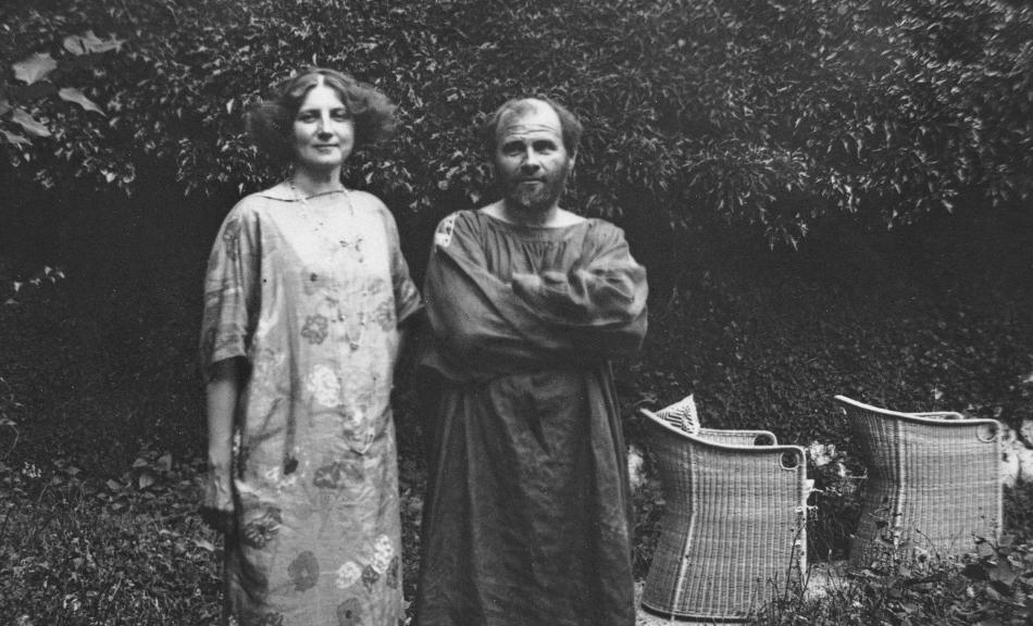 Gustav Klimt and Emilie Flöge in the garden of Villa Oleander in Kammer on Lake Atersee, 1908. © IMAGNO/Austrian Archives