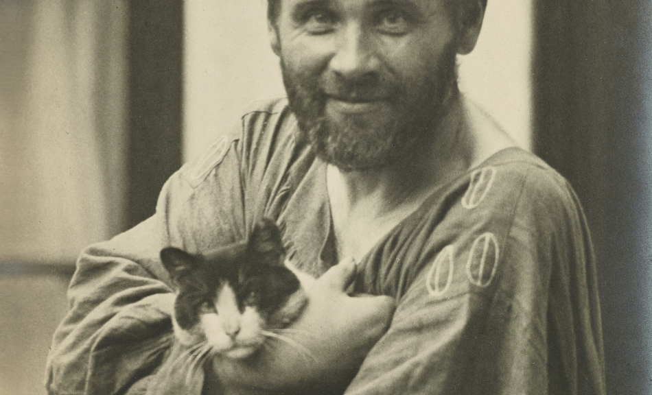 MORIZ NÄHR | Gustav Klimt in Smock with Cat | 1911 © Leopold, Private Collection | Photo: Leopold Museum, Vienna/Manfred Thumberger