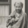 Moriz Nähr, Gustav Klimt mit Katze (ganzfigurig), 1911 © Leopold Museum, Wien