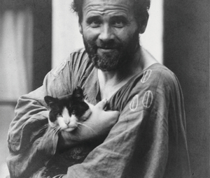 Moritz Nähr, Gustav Klimt eine seiner Katzen im Arm haltend vor seinem Atelier, um 1912 © Imagno/Austrian Archives
