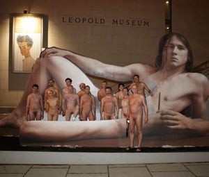 Nackt im Museum: Teilnehmer des Nudistenabends im Leopold Museum auf Ilse Haiders … © Nackt im Museum: Teilnehmer des Nudistenabends im Leopold Museum auf Ilse Haiders …