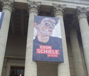 Großplakat zur Ausstellung "Egon Schiele und seine Zeit" auf dem Portikus des Museum der schönen Künste Budapest. © Leopold Museum, Wien